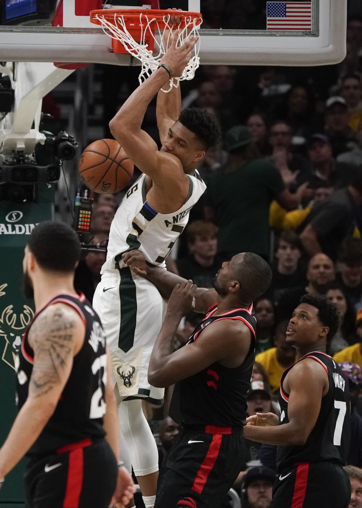 Bucks 125, Raptors 103